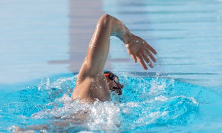 Nager le crawl avec un pull-buoy